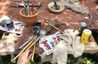 Comment peindre des tuiles en terre cuite : guide complet pour votre toiture