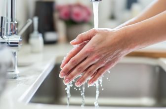 Comment enlever efficacement le silicone sur les mains : techniques et astuces infaillibles