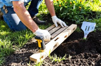 Niveler un terrain avec une palette : guide pratique et astuces simples pour un jardin parfait