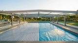 Protection piscine : les avantages d’une bâche parfaitement ajustée