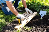 Niveler un terrain avec une palette : Guide & Astuces 2026