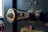 Comment ouvrir un coffre-fort ancien à clé ? Étapes & Guide