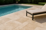 Margelles, liner, carrelage : Comment choisir les bons matériaux pour une piscine durable