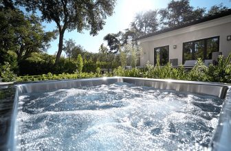 Piscine inox : avantages, inconvénients et prix d'une solution durable et haut de gamme