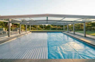 Protection piscine : les avantages d’une bâche parfaitement ajustée