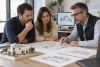 Un couple et un professionnel examinent des plans de maison et une maquette générique